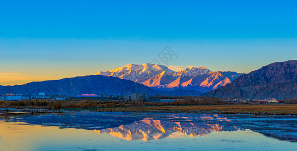 落日照雪山倒影高清图片