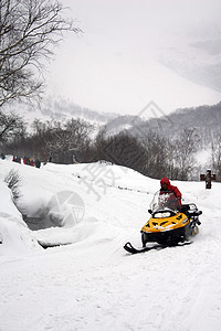 长白山的雪地摩托图片