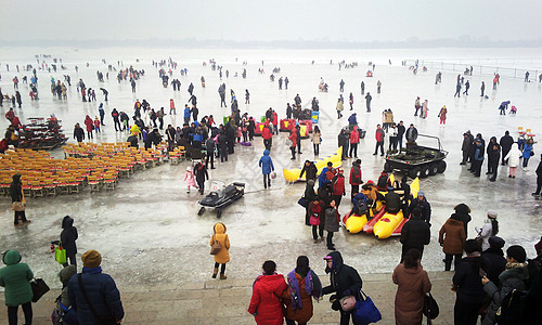 松花江畔滑雪图片