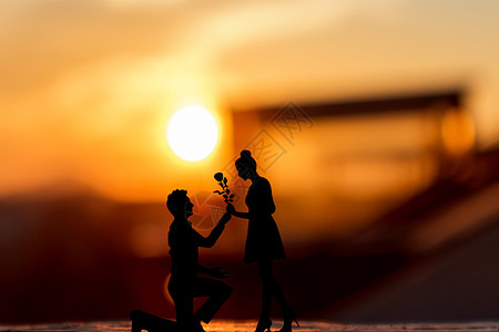 夕阳下的情侣背景图片
