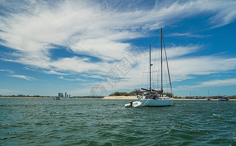 海浪帆船澳洲黄金海岸岸边景色背景