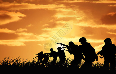 军事力量夕阳下军人剪影设计图片