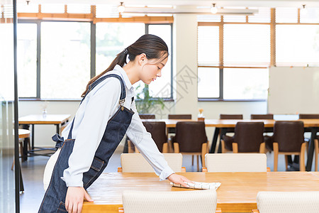 擦桌子打扫卫生咖啡馆女性服务员打扫卫生背景