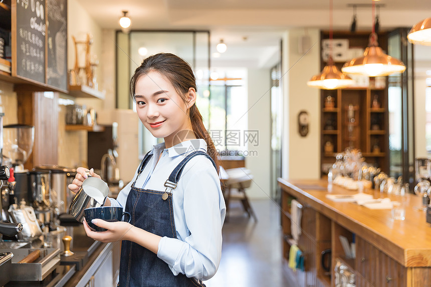 女性咖啡师咖啡拉花图片