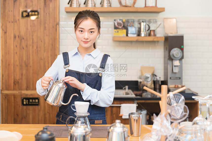 女性咖啡师手冲咖啡图片