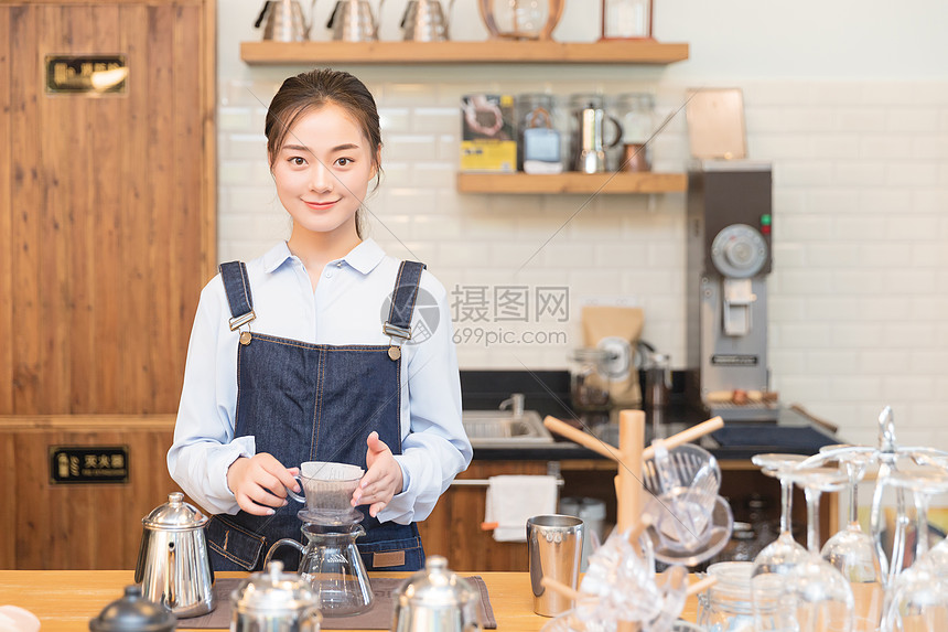 女性咖啡师手冲咖啡图片