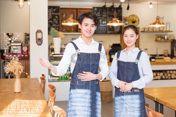 咖啡馆男女服务员欢迎动作图片