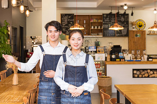 咖啡馆男女服务员欢迎动作图片