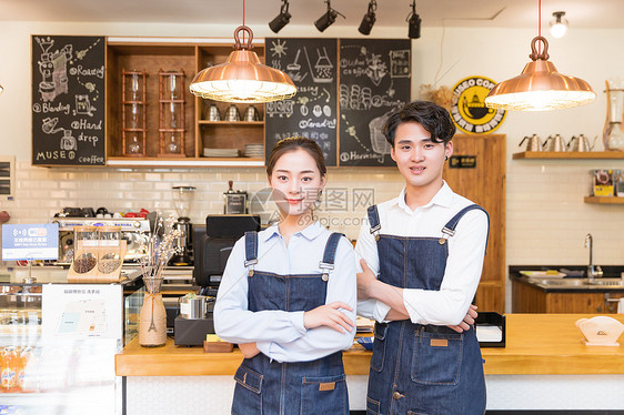 咖啡馆男女服务员抱胸图片