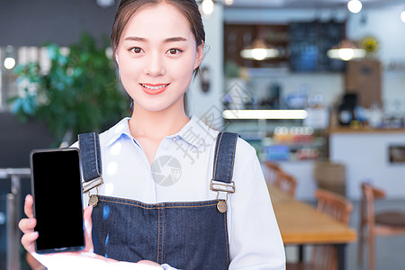 美女手持手机咖啡馆服务员手持手机背景