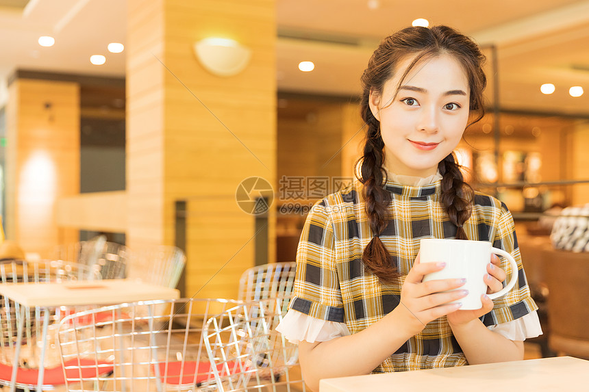 咖啡店喝咖啡的女孩图片