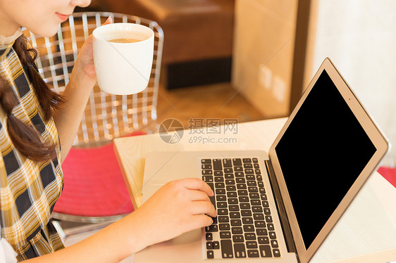 咖啡馆年轻女性用电脑特写图片