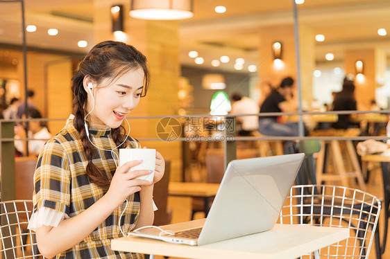 咖啡店青春女孩看电脑图片