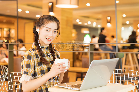 咖啡店青春女孩用电脑看电影图片