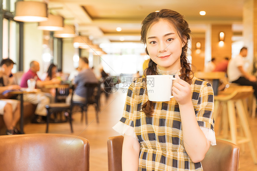 咖啡店喝咖啡的女孩图片