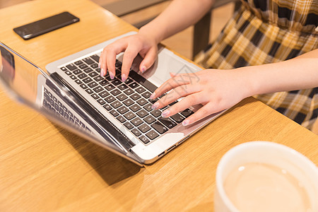 咖啡馆年轻女性用电脑特写图片