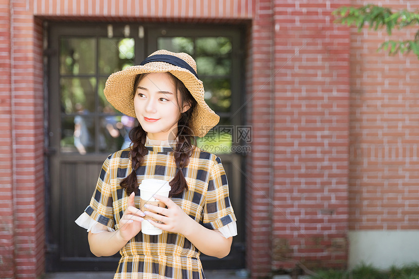 手捧咖啡文艺女孩图片