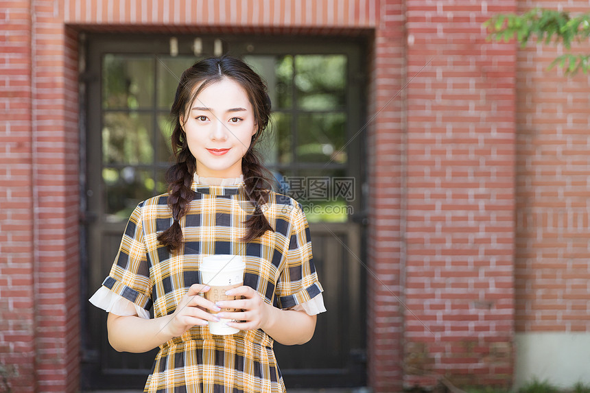 手捧咖啡文艺女孩图片