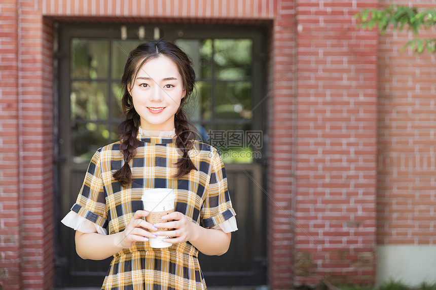 手捧咖啡文艺女孩图片