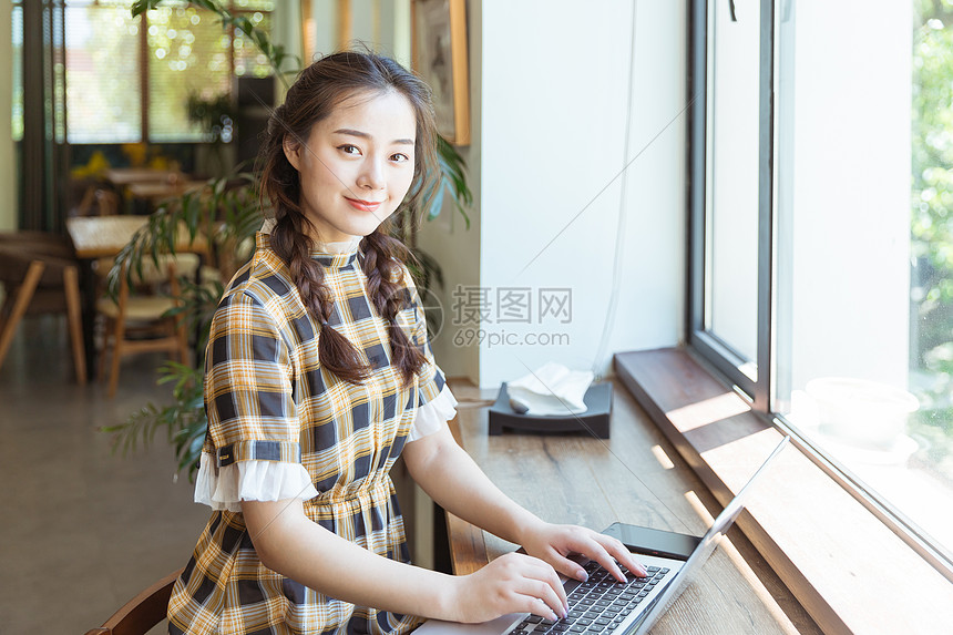 咖啡馆青春女孩用电脑图片