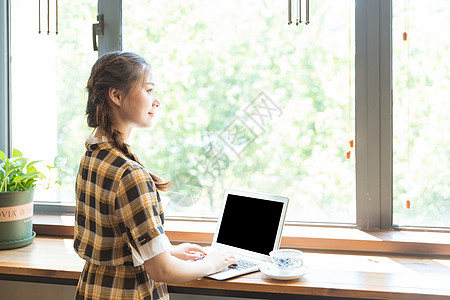 咖啡馆青春女孩用电脑图片