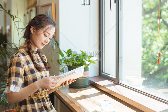 青春女孩馆咖啡馆看书图片