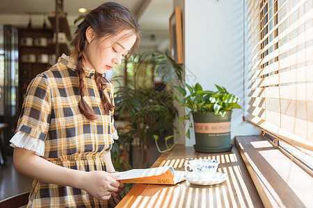 青春女孩馆咖啡馆看书高清图片