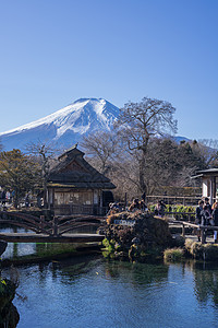 日本 温泉秋天的日本忍野八海背景