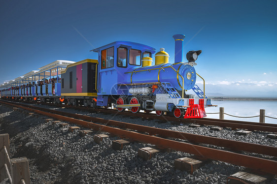 茶卡盐湖上的蓝色火车图片
