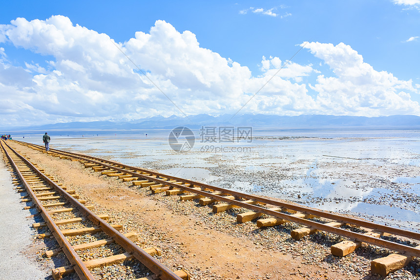 青海省海西蒙古族藏族自治州茶卡盐湖小火车铁轨图片