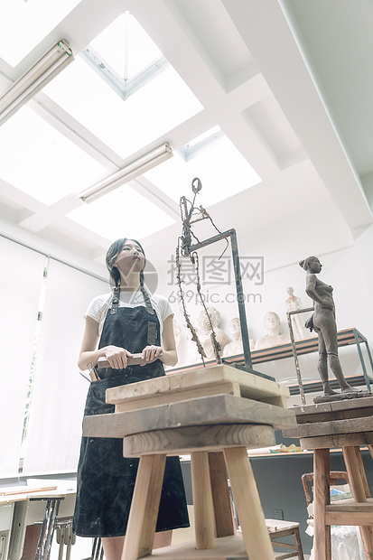 雕塑女匠人制作骨架图片