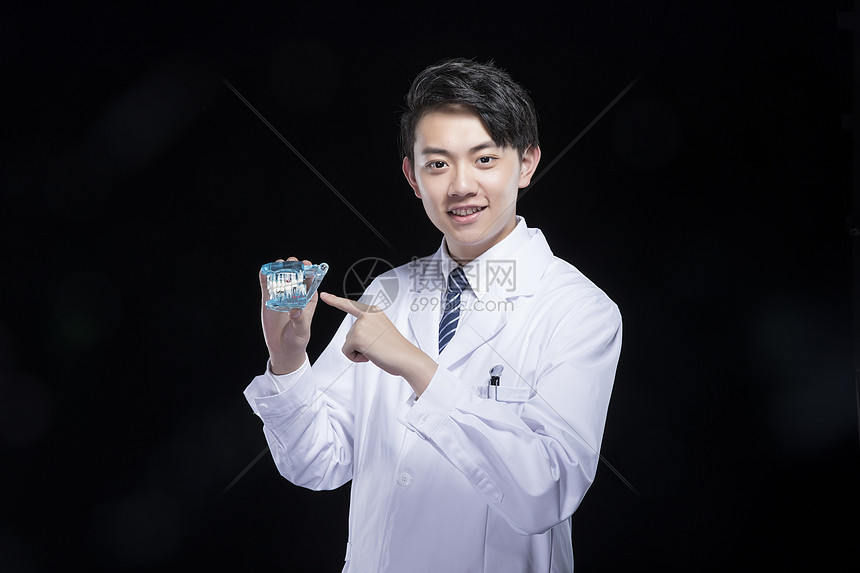 青年男性牙医生图片