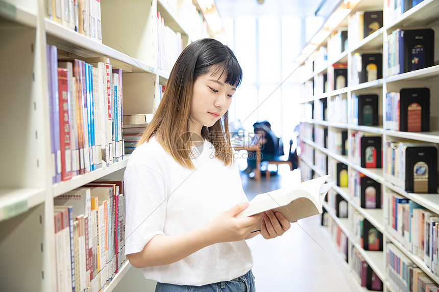 美女图书馆阅读图片