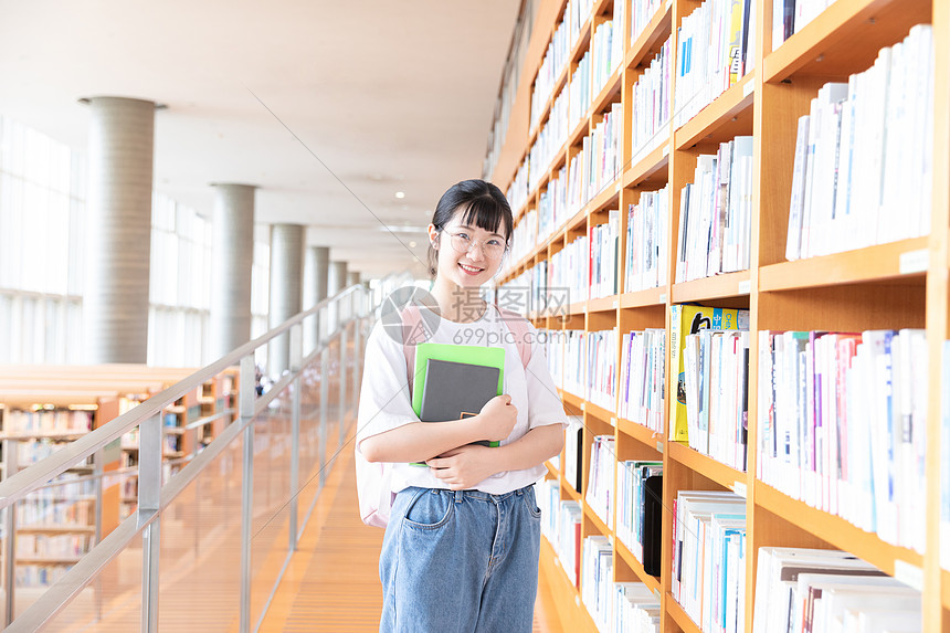 小清新美女手拿书本图片