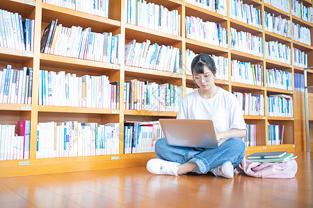 使用笔记本学习的女生图片