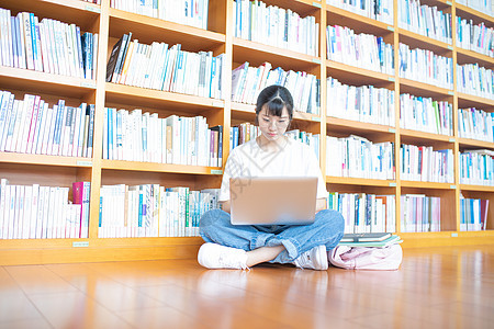 使用电脑学习的女生笔记本高清图片素材