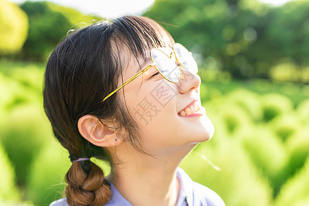 甜美清新女生背景图片