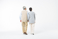 幸福的老年夫妻牵手散步图片
