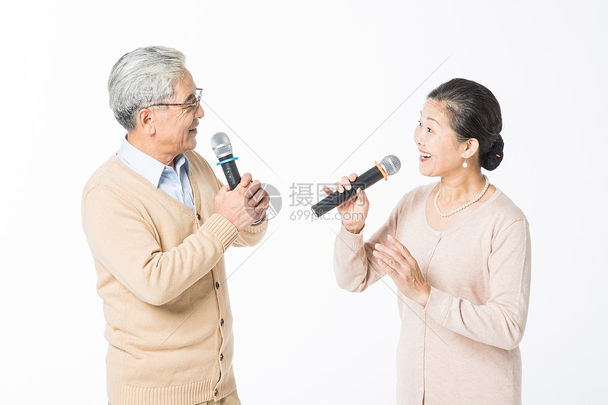 幸福的老年夫妻唱歌图片