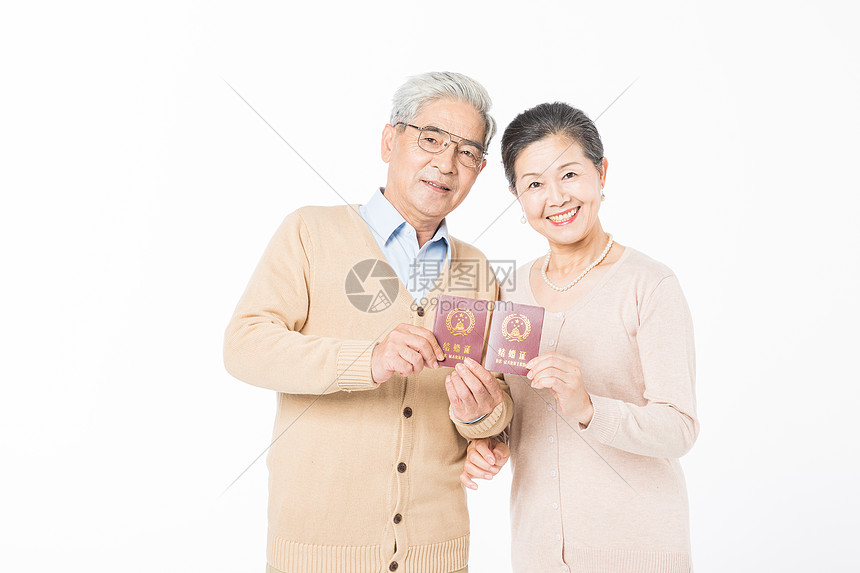 恩爱的老年夫妻手拿结婚证图片