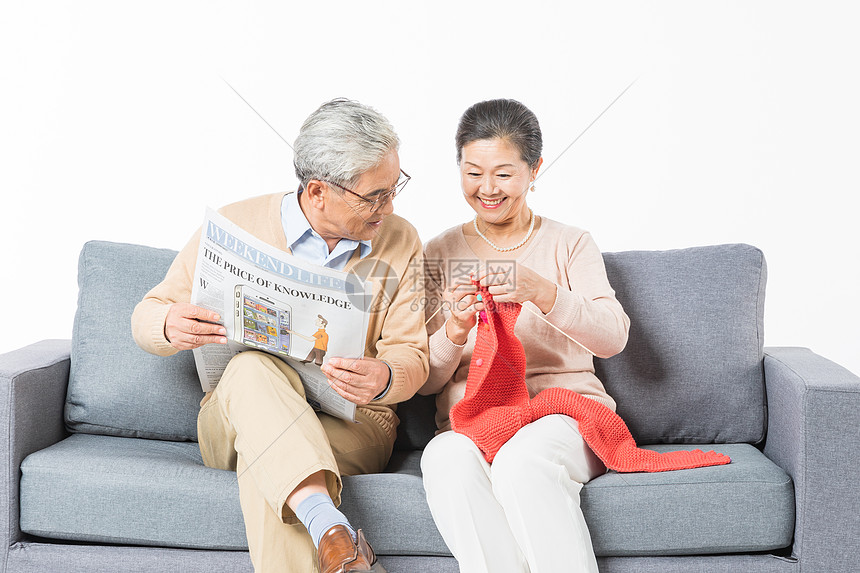 沙发上恩爱的老年夫妻图片