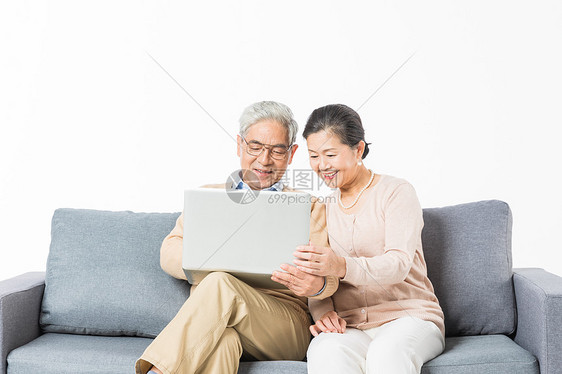 沙发上老年夫妻用电脑图片
