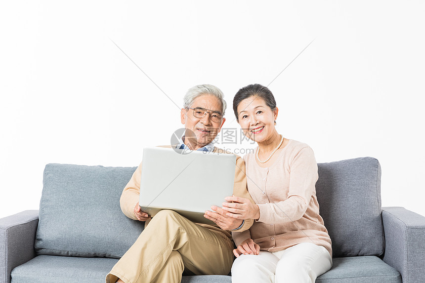 沙发上老年夫妻用电脑图片