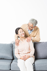 健康男性沙发上幸福的老年夫妻背景