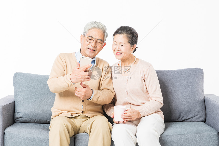 老年夫妻看手机图片
