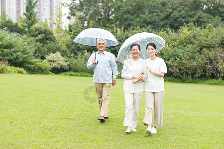 散步老人幸福一家人雨天散步背景