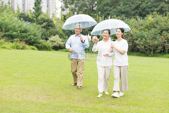 幸福一家人雨天散步图片