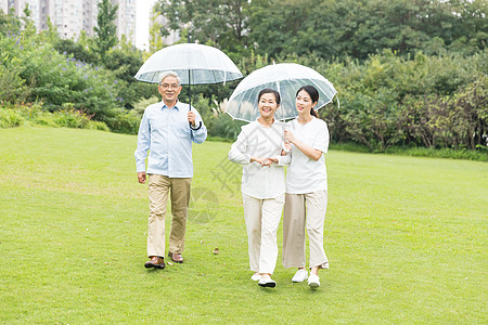 幸福一家人雨天散步图片