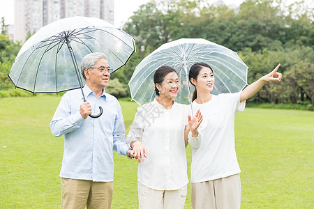 老年男性幸福一家人雨天散步背景