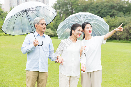 老人散步幸福一家人雨天散步背景